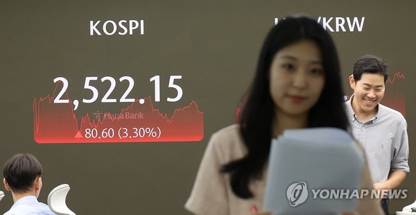 코스피 반등/사진=하나은행 본점 딜링룸 모습