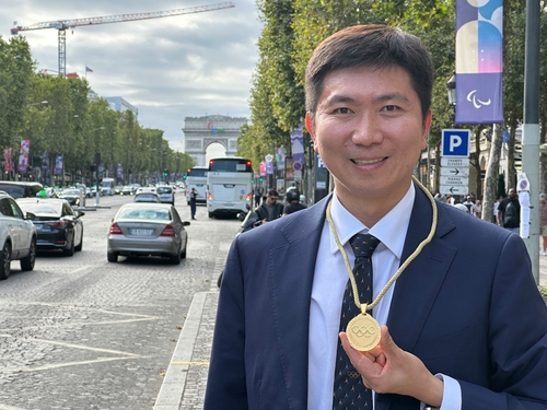 유승민 IOC 선수위원이 선수위원 메달을 들고 포즈를 취하고 있다./사진=연합뉴스