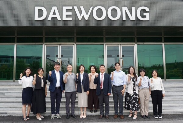 요녕대웅제약·선양다산연구소 협약식 단체사진./사진=대웅제약