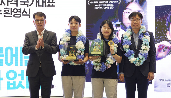 14일 서울 중구 기업은행 본점에서 열린 IBK사격단 환영 행사에 참석한 김성태 IBK기업은행장(맨 왼쪽), 송종호 선수(왼쪽 두 번째), 오예진 선수(왼쪽 세 번째), 채근배 감독(왼쪽 네 번째)./사진=기업은행