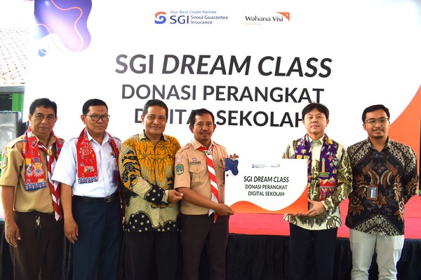 지난 14일 인도네시아 자카르타 Lagoa School(라고아 학교)에서 열린 'SGI 드림클래스 전달식'에서 오상훈 SGI서울보증 자카르타 대표사무소장(오른쪽에서 두번째)과 교직원들이 기념촬영을 하고 있다./사진=SGI서울보증