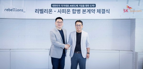 사진은 본계약 체결 후 유영상 SKT CEO(사진 오른쪽)와 박성현 리벨리온 대표가 향후 합병법인을 위한 지속적인 협력을 다짐하며 기념사진을 찍은 모습./사진=SK텔레콤