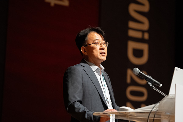 이청 삼성디스플레이 중소형 사업부장(부사장)이 21일 제주에서 열린 'IMID 2024'에서 'AI 시대, 디스플레이의 끊임없는 혁신'을 주제로 기조강연을 하는 모습/사진=삼성디스플레이