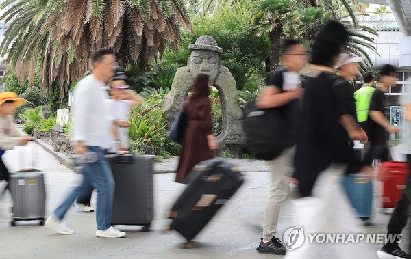 추석 연휴 앞둔 제주공항 '북적'/사진=연합뉴스
