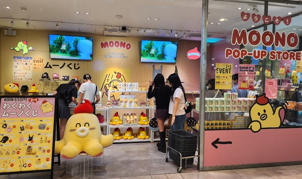 일본 도쿄 중심부에 위치한 유명 쇼핑몰인 ‘시부야109’에 오픈한 ‘무너’ 팝업스토어에 일본 현지 고객이 방문해 구경하고 있는 모습./사진=LG유플러