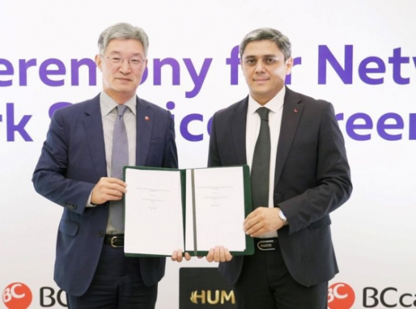 ▲최원석 BC카드 사장(왼쪽)과 무킷디노브 막사드 NIPC 부대표가 지난 23일(현지시간) 우즈베키스탄 타슈켄트에서 열린 양국 카드결제망 연결사업 본계약 체결식에 참여해 기념촬영을 하고 있다.  /사진=BC카드