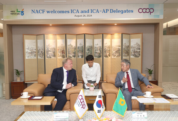 강호동 농협중앙회장(오른쪽)이 26일 오후 농협중앙회 본관에서 예룬 더글라스 ICA(국제협동조합연맹) 사무총장과 환담하고 있다. / 사진=농협중앙회