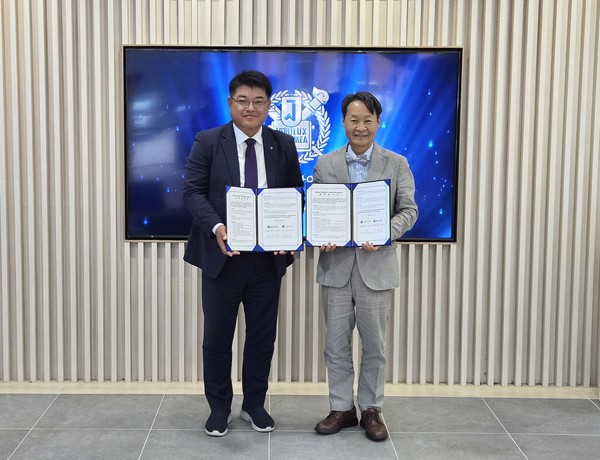 지난 22일 서울대학교 관악캠퍼스 해동학술관에서 DB손해보험 심진섭 본부장(왼쪽)과 서울대학교 창업지원단장 강건욱 교수가 업무협약을 맺고 기념촬영을 하고있다./사진=DB손해보험