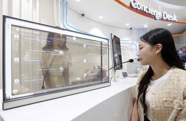 서울시 성동구 소재 신한은행 한양대학교 지점에서 외국인 고객이 ‘Banking for Everyone’ 서비스를 활용해 직원과 상담하고 있다. /사진=신한은행