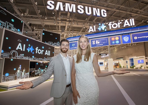 ▲ 오는 6일부터 10일(현지시간) ‘IFA 2024’가 열리는 독일 베를린 ‘메세 베를린(Messe Berlin)’의 ‘시티큐브 베를린(City Cube Berlin)’ 에 위치한 삼성전자 전시관 입구에서 삼성전자 모델이 전시 주제인 ‘모두를 위한 AI(AI for All)’를 소개하고 있다./사진=삼성전자