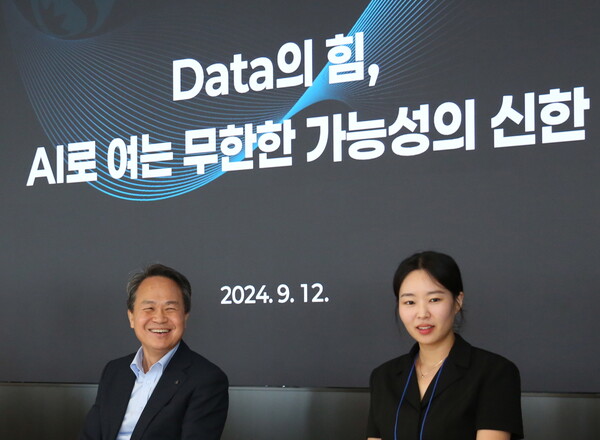 지난 12일 서울 여의도에 위치한 TP타워에서 열린 ‘AD(AI·Data) 캔미팅’에 참석한 신한금융그룹 진옥동 회장(왼쪽)이 직원들과 이야기를 나누고 있다. /사진=신한금융