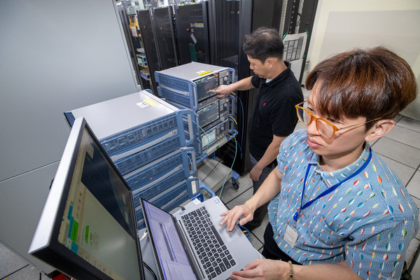 KT와 KT SAT이 위성 통신 파트너사와 지상의 5G 네트워크와 궤도 고도 35,800km에 위치한 무궁화위성 6호를 5G NTN(표준으로 연동하는데 성공했다./사진=KT