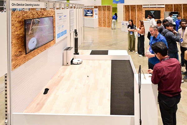 ▲ 10월 3일(현지시간) 미국 새너제이 맥에너리 컨벤션 센터(San Jose McEnery Convention Center)에서 개최된 ‘삼성 개발자 콘퍼런스2024(Samsung Developer Conference 2024)’에서 행사에 참여한 관람객들이 ‘AI for Device’ 전시 부스에서 ‘비스포크 AI 스팀’의 기능을 확인하고 있다.