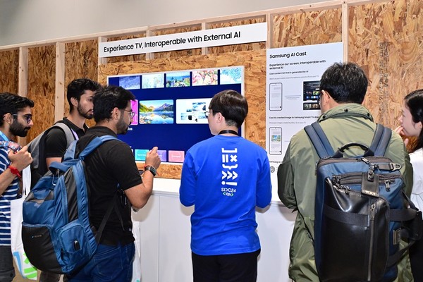 ▲ 10월 3일(현지시간) 미국 새너제이 맥에너리 컨벤션 센터(San Jose McEnery Convention Center)에서 개최된 ‘삼성 개발자 콘퍼런스2024(Samsung Developer Conference 2024)’에서 행사에 참여한 관람객들이 ‘AI for Device’ 전시 부스에서 ‘삼성 AI 캐스트’ 기능을 확인하고 있다.