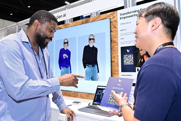 ▲ 10월 3일(현지시간) 미국 새너제이 맥에너리 컨벤션 센터(San Jose McEnery Convention Center)에서 개최된 ‘삼성 개발자 콘퍼런스2024(Samsung Developer Conference 2024)’에서 행사에 참여한 관람객들이 ‘C랩’ 부스를 관람하고 있다