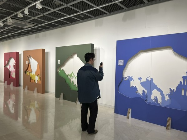 고객이 한화리조트 거제 벨버디어 ‘아뜰리에 한’에서 AR 전시를 구경하고 있다./사진=한화리조트