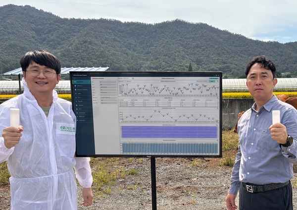 메탄캡슐 적용한 해남 저탄소 이현농장(사진 왼쪽부터 메텍 박찬목 대표, 해남 이현농장 이항림 농장주/사진=메텍