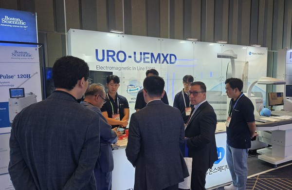 ▲휴온스메디텍이 지난 16일부터 3일간 코엑스에서 개최되는 ‘대한비뇨의학회 국제학술대회(KUA 2024)’에 참가해 체외충격파쇄석기 ‘URO-UEMXD’를 선보였다./사진(전시 부스 모습)=휴온스메디텍