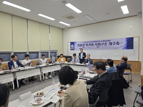 장헌일박사(한국공공정책개발연구원장,저출생대책국민운동본부 정책위원장)는 "저출생 정책에 대한 국민의 인식도 제고를 위해 수요자 입장에서 만남에서 결혼 출산 돌봄에 대한 생애 주기별 전 과정에서 생명과 가정의 소중한 문화와 가치관 확산을 통한 인식 개선과 함께, 정부의 근본적인 변화와 획기적인 룬삿법안과 정책이 시급히 수립되어져야 한다"고 강조했다.