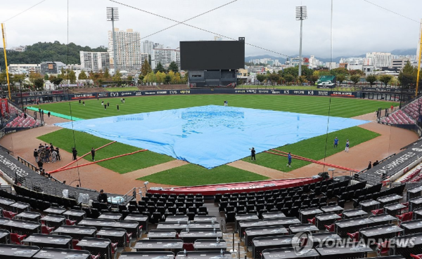 22일 전날 우천으로 중단됐다 재개를 앞둔 2024 신한 SOL뱅크 KBO 포스트시즌 한국시리즈 1차전과 2차전 경기가 예정된 광주 기아챔피언스필드에 우천에 대비해 대형 방수포가 덮여 있다./사진=연합뉴스