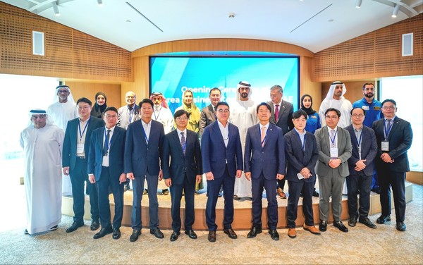 지난 23일 아랍에미리트(UAE) 두바이상공회의소에서 개최된 한인경제인협의회 출범식에서 참석자들이 단체 기념 사진을 촬영하는 모습. /사진=대한무역투자진흥공사