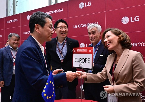 출범식에서 LG전자 조주완 CEO가 이탈리아 나폴리 페데리코 2세 대학교의 안나마리아 교수와 대화하는 모습./사진=LG전자