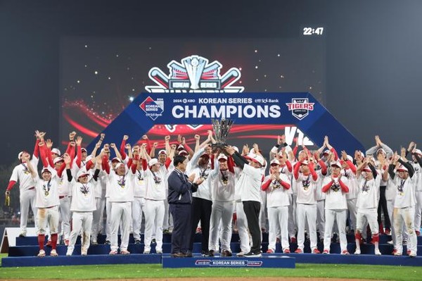 28일 광주 기아챔피언스필드에서 열린 2024 신한 SOL뱅크 KBO 포스트시즌 한국시리즈 5차전 삼성 라이온즈와 KIA 타이거즈의 경기. KIA가 삼성에 승리하며 통합우승을 달성한 뒤 KIA 선수들이 우승 트로피를 들고 기념 촬영하고 있다./사진=연합뉴스