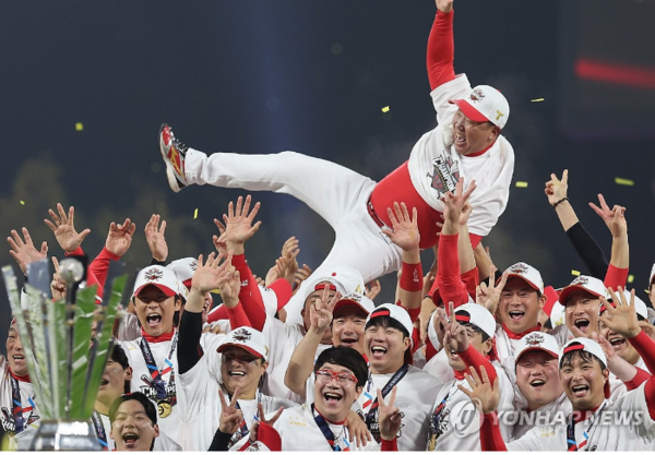  28일 광주 기아챔피언스필드에서 열린 2024 신한 SOL뱅크 KBO 포스트시즌 한국시리즈 5차전 삼성 라이온즈와 KIA 타이거즈의 경기. KIA가 삼성에 승리하며 통합우승을 달성한 뒤 KIA 선수들이 이범호 감독을 헹가래 치고 있다./사진=연합뉴스