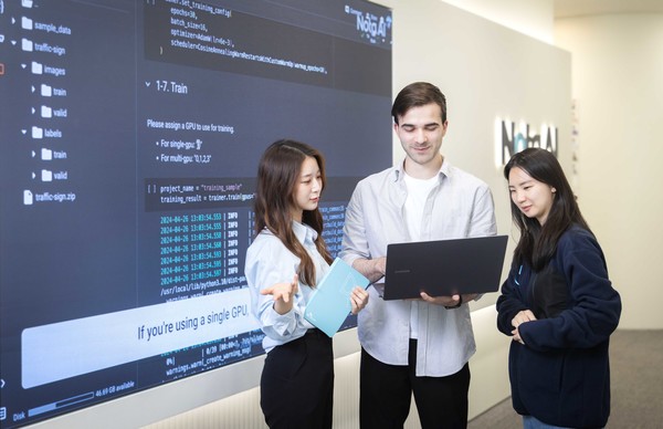 SK텔레콤과 K-AI 얼라이언스 멤버사로 새롭게 합류한 노타AI의 구성원들이 ‘SK AI 서밋 2024’ 참가를 앞두고 전시 참가 내용 등에 대해 논의하는 모습./사진=SK텔레콤