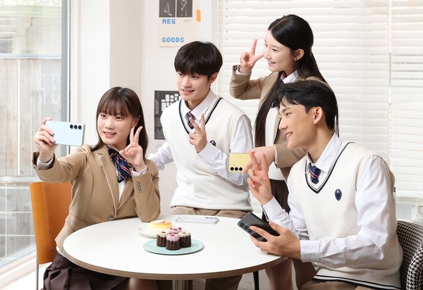 ▲ 삼성전자 모델들이 ‘갤럭시 S24 FE’로 셀피를 촬영하는 모습/사진=삼성전자