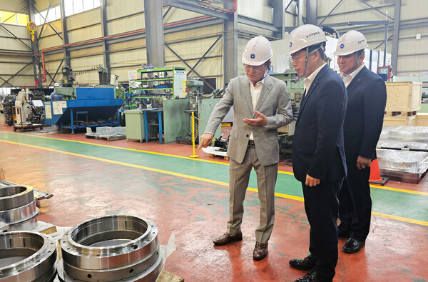 4일 중앙이엠씨 임성기 대표(왼쪽)가 NH농협은행 이석용 은행장(가운데), 정재헌 전남 본부장에게 자사 생산 제품에 대해 설명하고 있다. /사진=농협은행