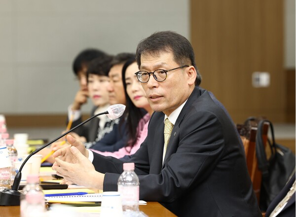 5일 대구상공회의소에서 열린 중소기업 현장 간담회에서 김성태 IBK기업은행장이 중소기업 대표들과 대화 하고 있는 모습. /사진=IBK기업은행