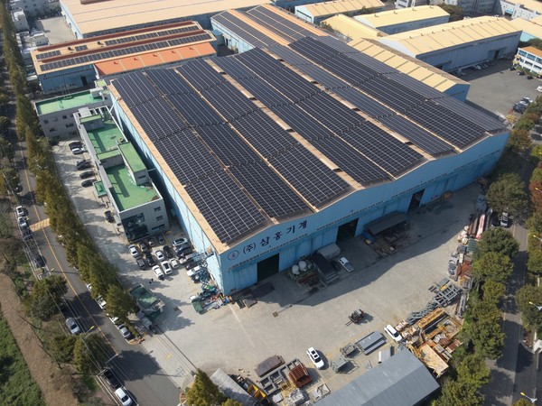 한국수력원자력이 창원 진북산업단지 내 ㈜삼홍기계 제2공장에 준공한 지붕태양광발전소의 모습. /사진=한국수력원자력