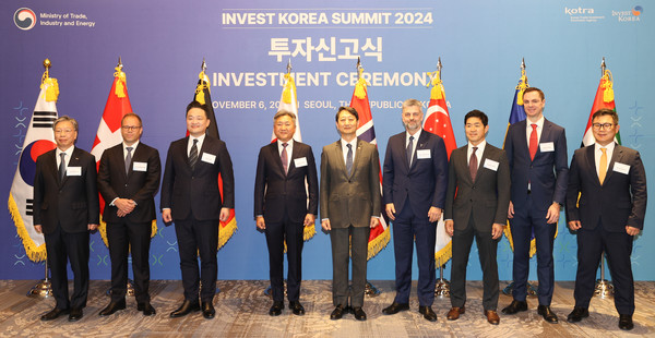 6일 산업통상자원부와 대한무역투자진흥공사(KOTR)A가 개최한 ‘인베스트 코리아 서밋 2024(Invest KOREA Summit 2024)’에서 유정열 KOTRA 사장, 토마스 위베 폴센 CIP 아태지역 총괄, 이윤수 프레틀 아태지역 대표, 한상윤 토와 코리아 대표, 안덕근 산업부 장관, 비욘인게 브라텐 에퀴노르 한국법인 대표, 남선우 이에스알켄달스퀘어 대표이사, 마커스 토르 헥시콘 CEO, 김도영 DP World 사장이 기념 사진을 찍는 모습. /사진=대한무역투자진흥공사
