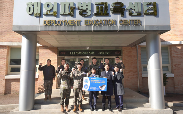 바디프랜드 김흥석 대표가 안마의자를 전달하며 기념촬영을 하고 있다./사진=바디프랜드