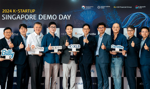 지난 7일 싱가포르에서 진행된 데모데이 참석자들이 기념촬영을 하고 있다./사진=KB금융그