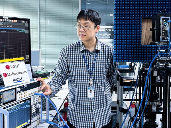 6G 연구센터 소속 연구원이 6G 후보 주파수 대역의 전파를 통한 신호를 측정하고 있는 모습./사진=LG유플러스