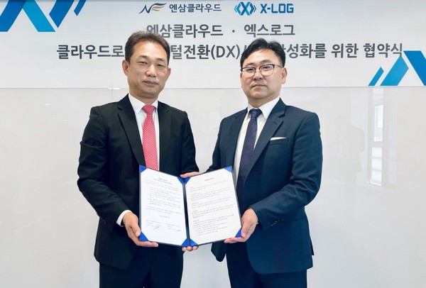 장석주 엑스로그 대표(왼쪽)와 김동수 엔삼클라우드 대표가 클라우드로의 디지털 전환(DX) 활성화를 위한 업무 협약을 체결했다. /사진=엑스로그