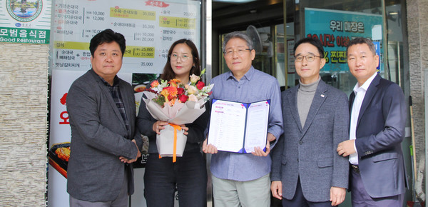 흥국화재는 지난 4일 신의주 찹쌀순대 광화문점에 방문해 임직원이 직접 작성한 응원메시지를 전달했다.이곳을 시작으로 지금까지 총 14개 골목상점에 응원의 마음을 전했다./사진=흥국화재