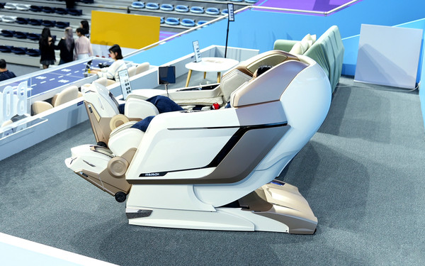 배구 경기장 내 ‘바디프랜드 존’에서 헬스케어로봇 '파라오네오 Audio Speakers by Bang&Olufsen'를 체험 중인 관람객/사진=바디프랜드