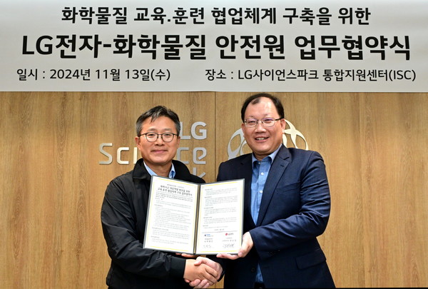 왼쪽부터 LG전자 권순일 안전환경센터장, 박봉균 화학물질안전원장./사진=LG전자