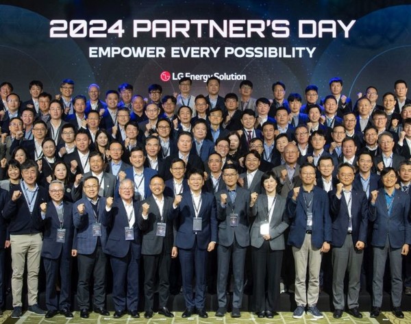 LG에너지솔루션이 개최한 '2024 파트너스 데이' 행사에서 김동명 LG에너지솔루션 CEO와 80여개 파트너사 표들이 기념사진을 촬영하고 있다. /사진=LG에너지솔루션