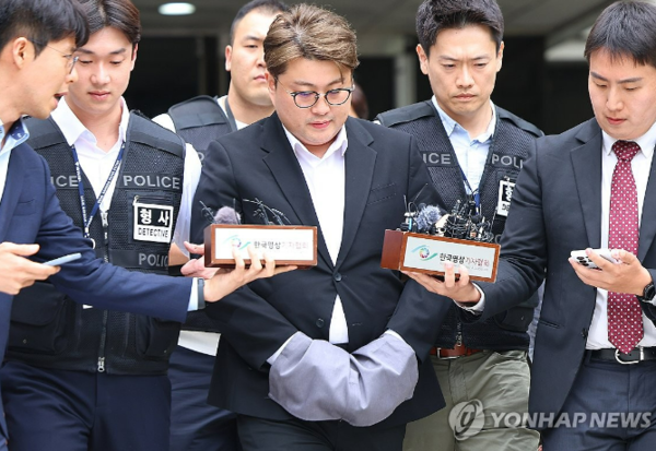 음주 뺑소니 혐의를 받는 가수 김호중이 24일 오후 구속 전 피의자 심문(영장실질심사)을 마친 뒤 서울 서초구 서울중앙지법에서 나와 호송차로 향하고 있다./사진=연합뉴스 