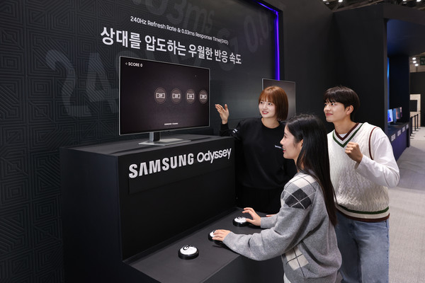 삼성전자 모델이 지스타 2024 오디세이 모니터 체험존 'All Ready. OLED'에서 오디세이 모니터의 높은 주사율을 경험할 수 있는 '동체 시력 테스트'를 체험하고 있다/사진=삼성전자