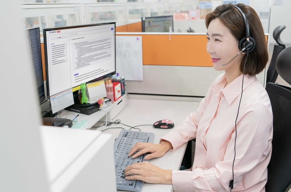 SK텔레콤이 자체 개발한 Telco LLM(Large Language Model)/LMM(Large Multimodal Model)을 활용한 고객센터 AI 상담업무 지원 시스템을 국내 메이저 고객센터 중 최초로 10월부터 단계적으로 오픈, 베타 서비스를 한 달여간 성공적으로 운영했다고 18일 밝혔다./사진=SK텔레콤