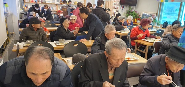 횃불트리니티신학대학원대학교(TTGU)총동문회(회장 김병준 목사)가 주최하고 쪽방촌과 독거어르신 및 거동 불능한 독거노인을 섬기는 소셜서비스NGO (사)월드뷰티핸즈(회장 최에스더 신한대 교수)와 (사)해돋는마을(장헌일 목사, 신생명나무교회), 고독사제로 향한 고독생프로젝트를 진행하는 한국공공정책개발연구원이 주관하는 쪽방촌과 독거어르신 초청 ‘추수감사절 밥사랑 잔치와 선물전달식’을 지난 20일 엘드림노인대학 강당에서 가졌다.