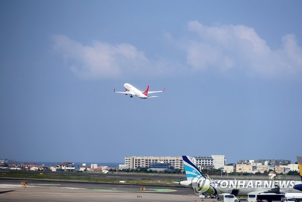 제주공항에서 비상하는 항공기/사진=연합뉴스