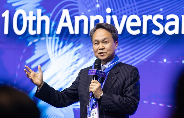 진옥동 신한금융 회장이 지난 2일 서울 강남구 에스제이쿤스에서 열린 '신한 퓨처스랩 데모데이' 행사에서 환영사를 하고 있다. /사진=신한금융 제공