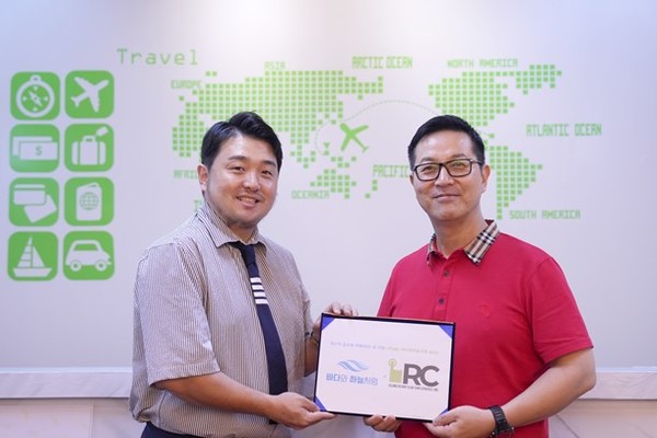 IRC 본사에서 진행된 MOU. 바다와하늘처럼 이우람 대표(왼쪽)와 IRC 최혁 대표/사진=바다와하늘처럼 