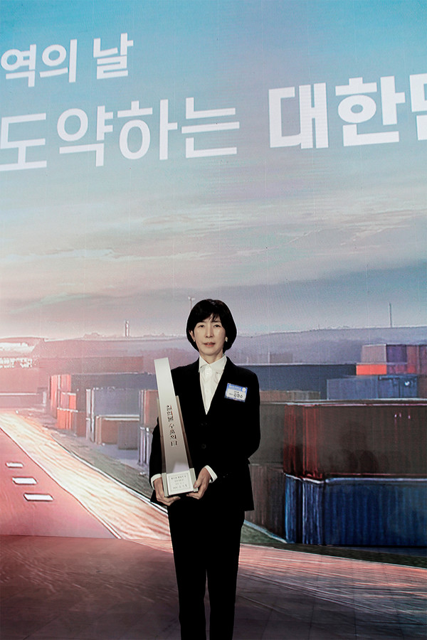 5일 오전 서울 강남구 코엑스에서 열린 '제61회 무역의날' 기념식에서 김정수 삼양식품 부회장이 7억불 수출탑 수상 후 기념사진을 촬영하고 있다./사진=삼양식품